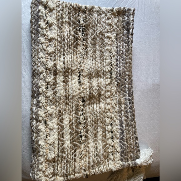 UO “Sandrah” throw blanket - Picture 3 of 8